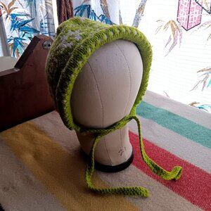Vintage Hand-Knit Winter Bonnet Cap Green & White Cottage Hippy 1970s